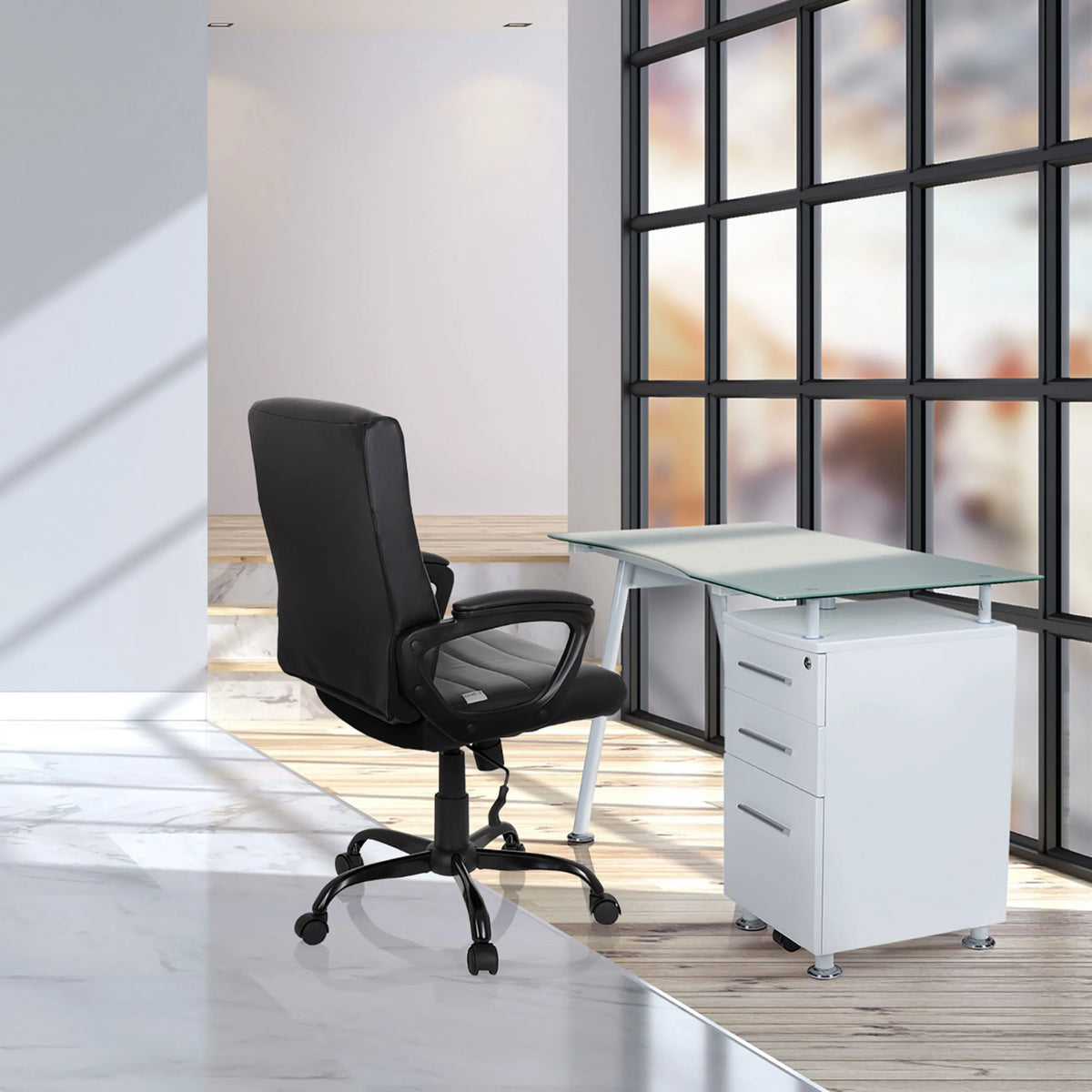 Homeoffice Chefsessel ERGOSMOOTH BIG in Schwarz an einem weißen Schreibtisch mit Glasplatte von hjh OFFICE