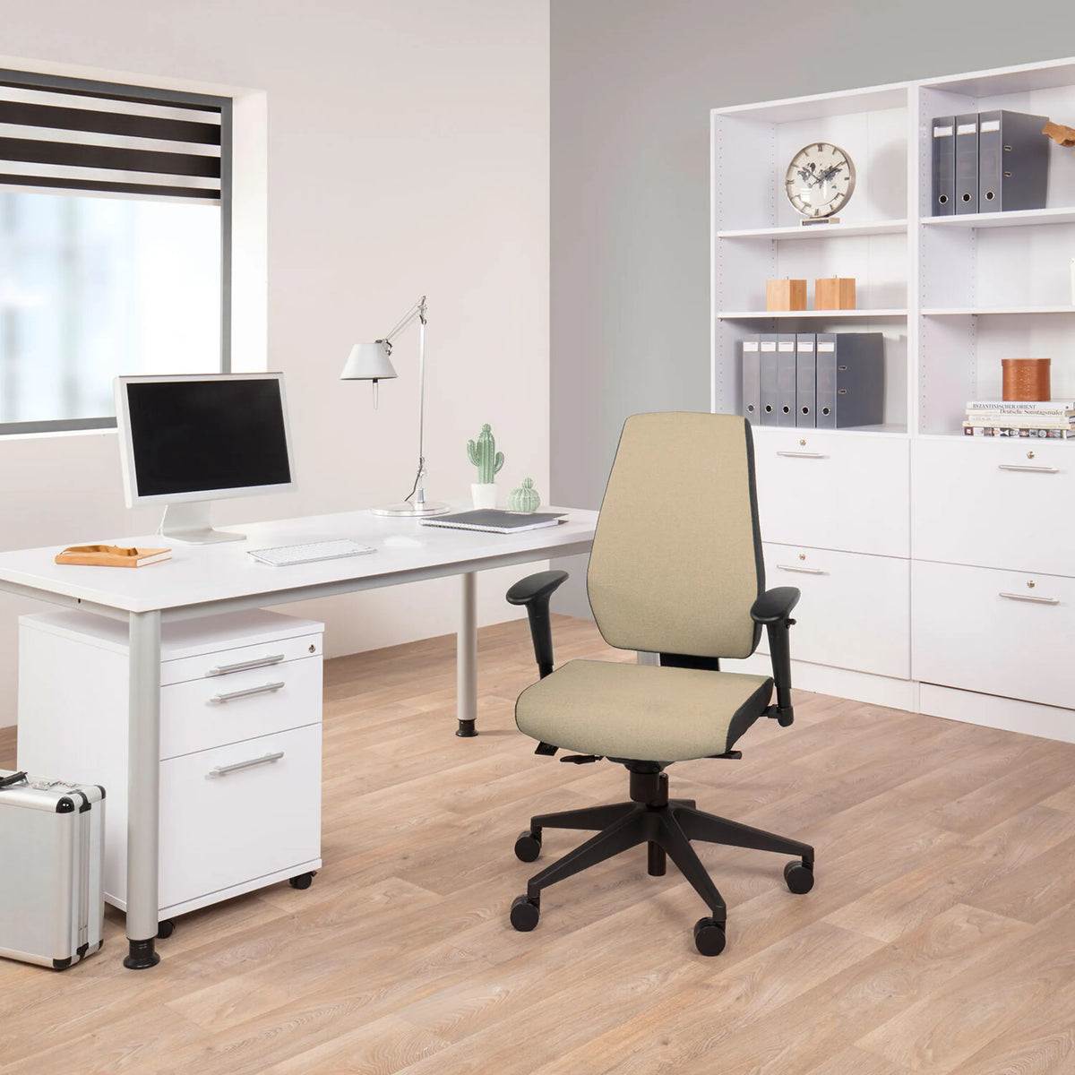 Beiger Profi-Bürostuhl PRO-TEC 500 mit verstellbaren Armlehnen und Rollenkreuz von hjh OFFICE