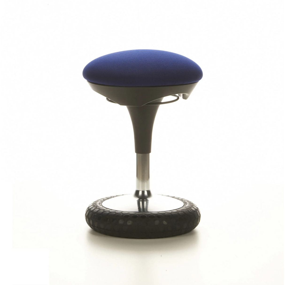 Blaue Stehhilfe SITNESS 20 mit gepolsterter Sitzfläche und rundem Standfuß von Topstar – 360-Grad-Ansicht (schräge Frontansicht 40°)