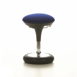 Blaue Stehhilfe SITNESS 20 mit gepolsterter Sitzfläche und rundem Standfuß von Topstar – 360-Grad-Ansicht (schräge Frontansicht 40°)