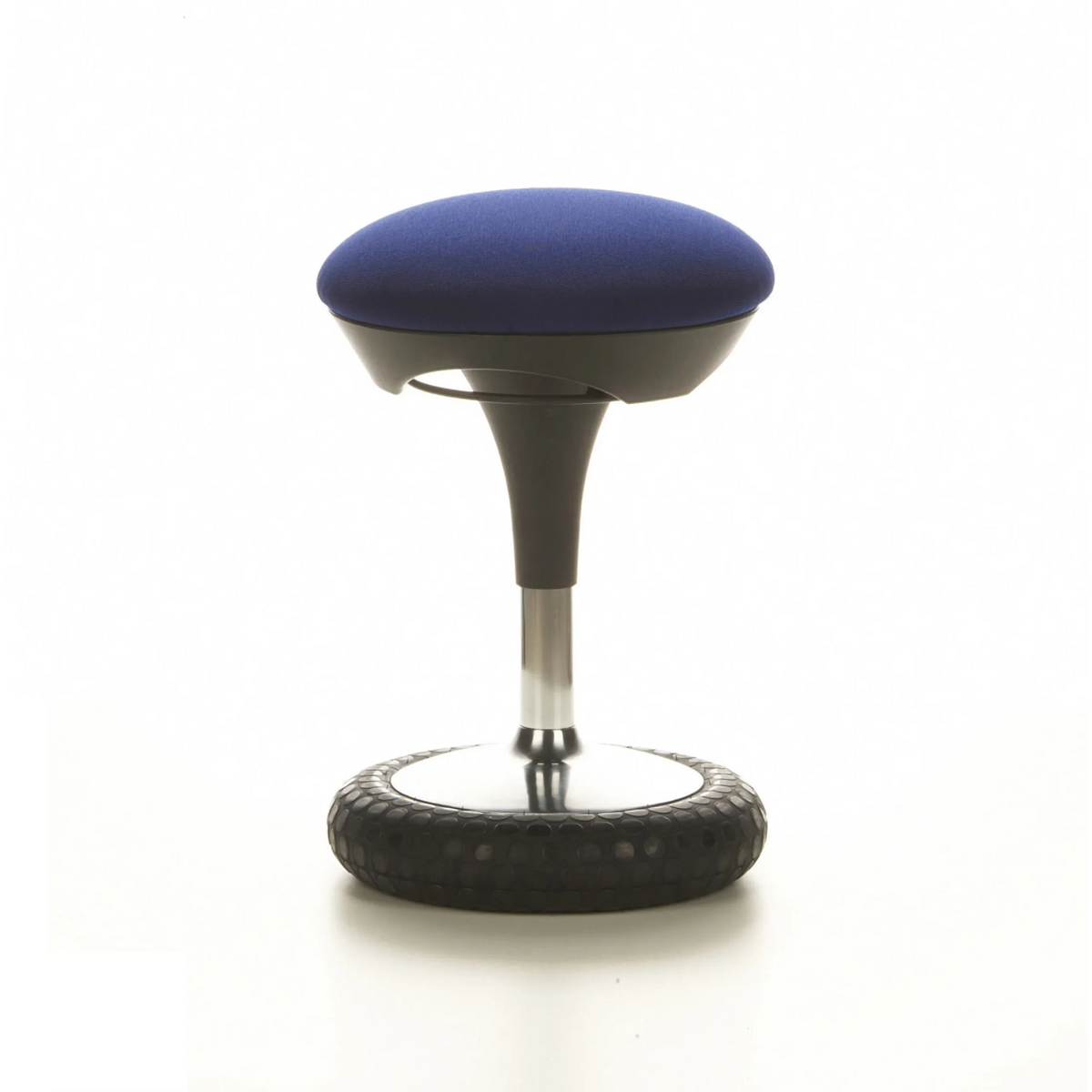 Blaue Stehhilfe SITNESS 20 mit gepolsterter Sitzfläche und rundem Standfuß von Topstar – 360-Grad-Ansicht (Seitenprofil 100°)