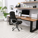 Homeoffice Chefsessel RELAX BY155 in Schwarz mit Armlehnen vor einem Schreibtisch von MyBuero
