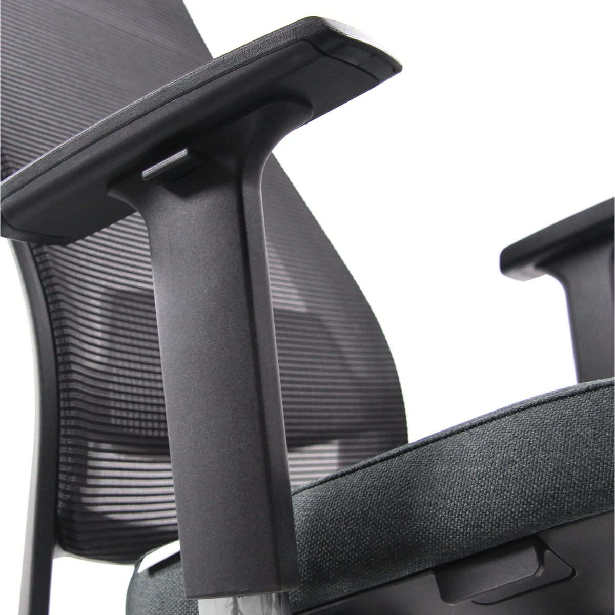 Schwarze Armlehne des Profi-Bürostuhls CHIARO T1 BLACK mit Netzrückenlehne und Polstersitz von hjh OFFICE
