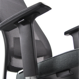 Schwarze Armlehne des Profi-Bürostuhls CHIARO T1 BLACK mit Netzrückenlehne und Polstersitz von hjh OFFICE