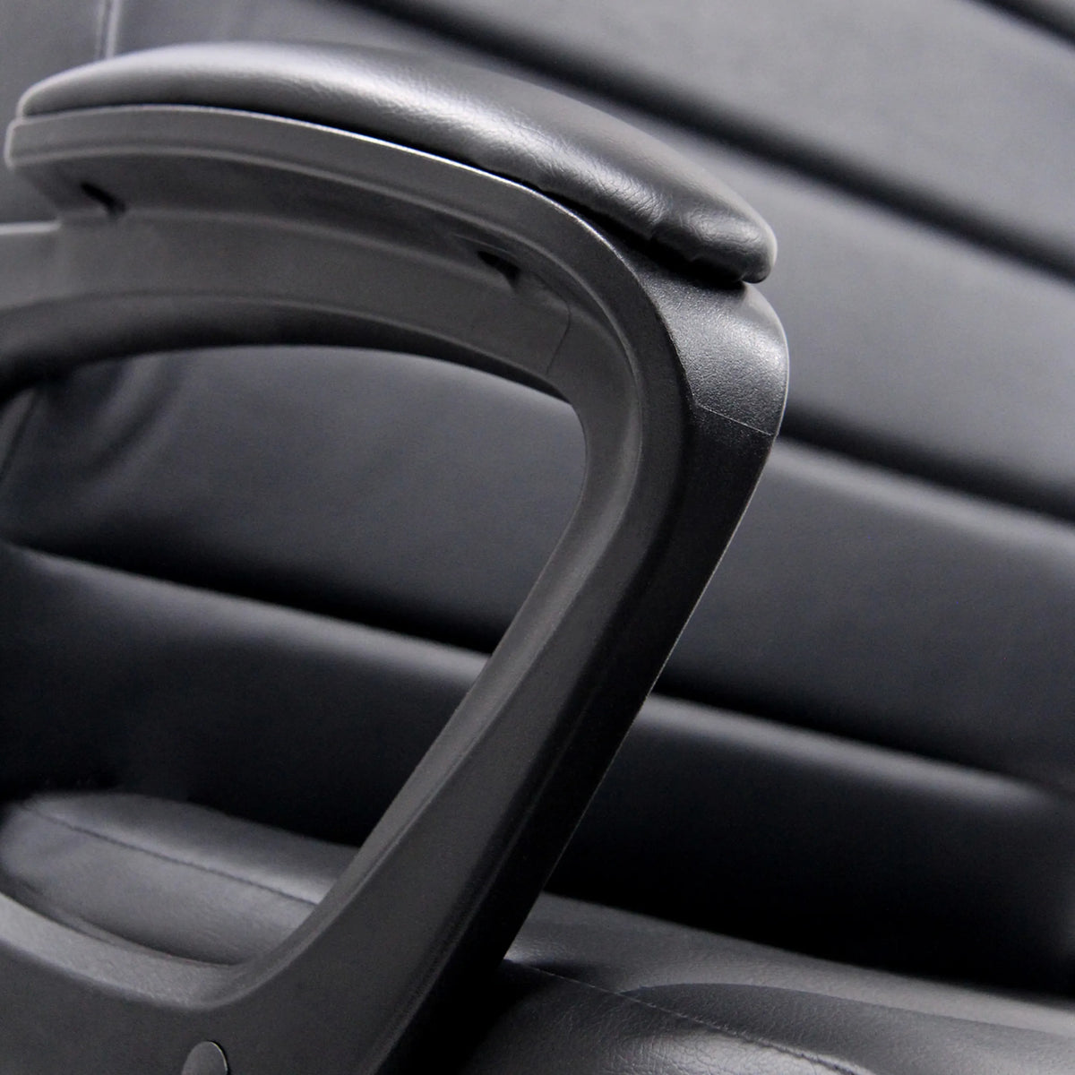 Gepolsterte Armlehne des Homeoffice Chefsessels ERGOSMOOTH BIG in Schwarz von hjh OFFICE