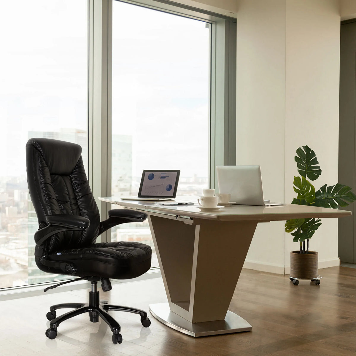 Schwarzer XXL Drehstuhl INSTRUCTOR III aus Kunstleder mit hoher Rückenlehne und Armlehnen von hjh OFFICE
