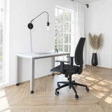 Weißer, höhenverstellbarer Schreibtisch HILO 614 S mit silbernen Beinen von hjh OFFICE PRO