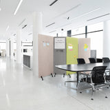 Hellgraue Trennwände FLEXMIUT WB auf Rollen mit integriertem Whiteboard in einem modernen Büro von hjh OFFICE