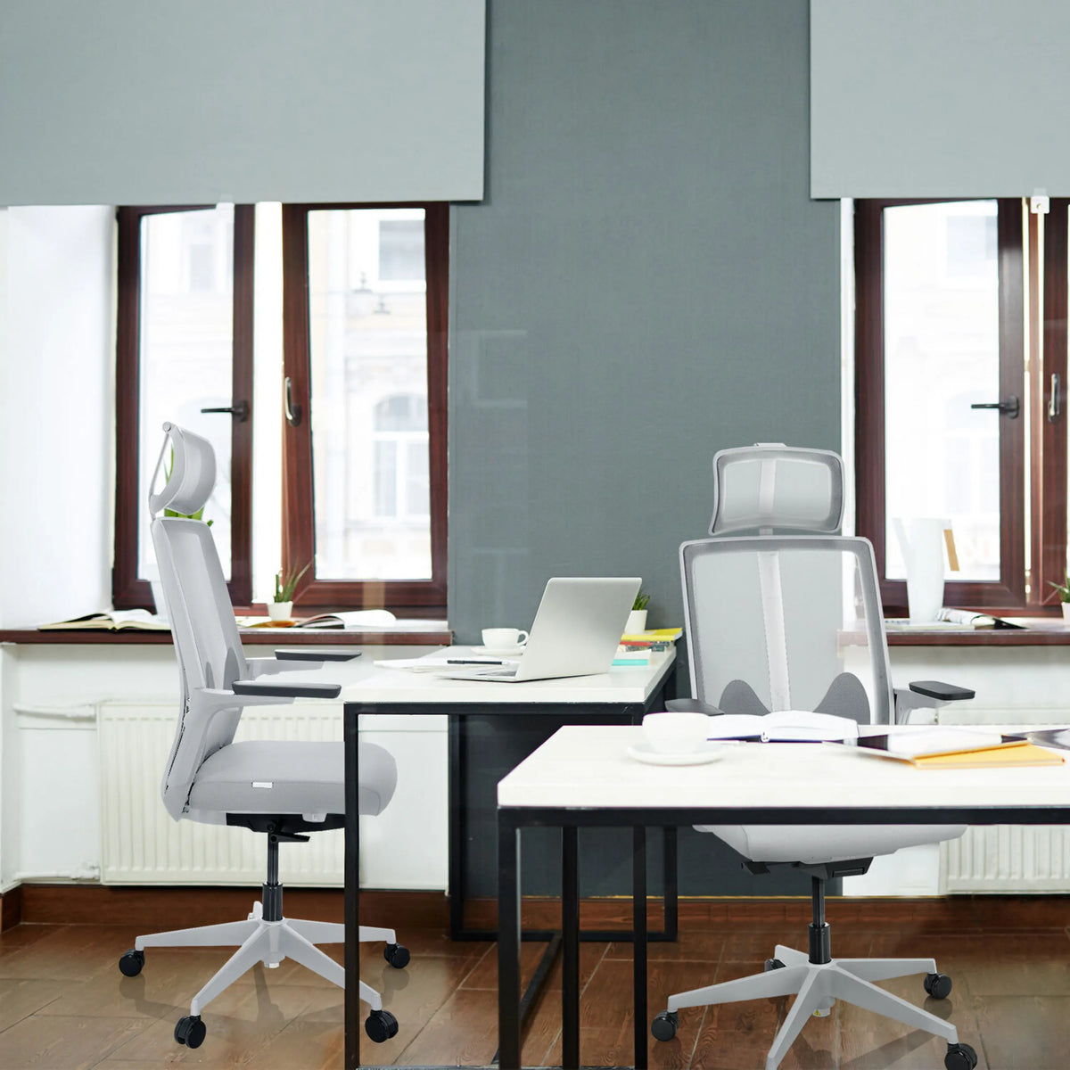 Zwei graue Profi-Bürostühle ARCEO W an weißen Schreibtischen in einem Büro von hjh OFFICE