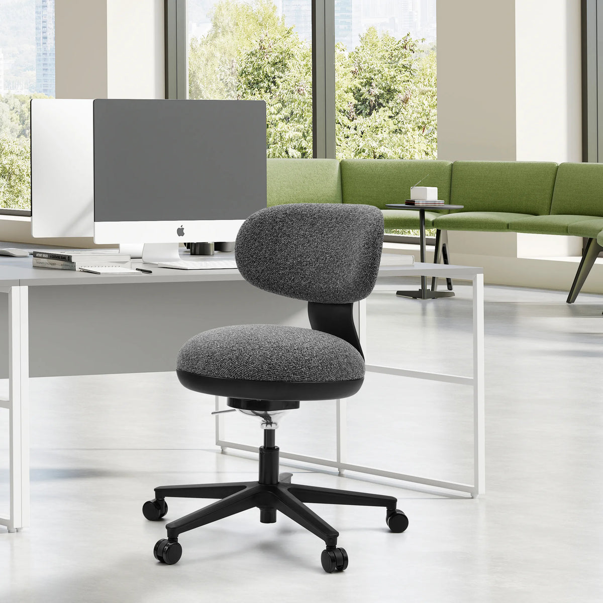 Grauer Homeoffice-Bürostuhl SITMOTION B mit Rollen vor einem weißen Schreibtisch in einem hellen Büro von hjh OFFICE