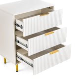 Ausgezogene Schubladen mit geriffeltem Frontdesign der Kommode Hjelle K in Weiß mit goldfarbenen Griffen von hjh LIVING