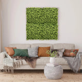 Grüne Pflanzenmatte LEAFLUXE 3 als quadratisches Wandbild über einem Sofa von hjh LIVING