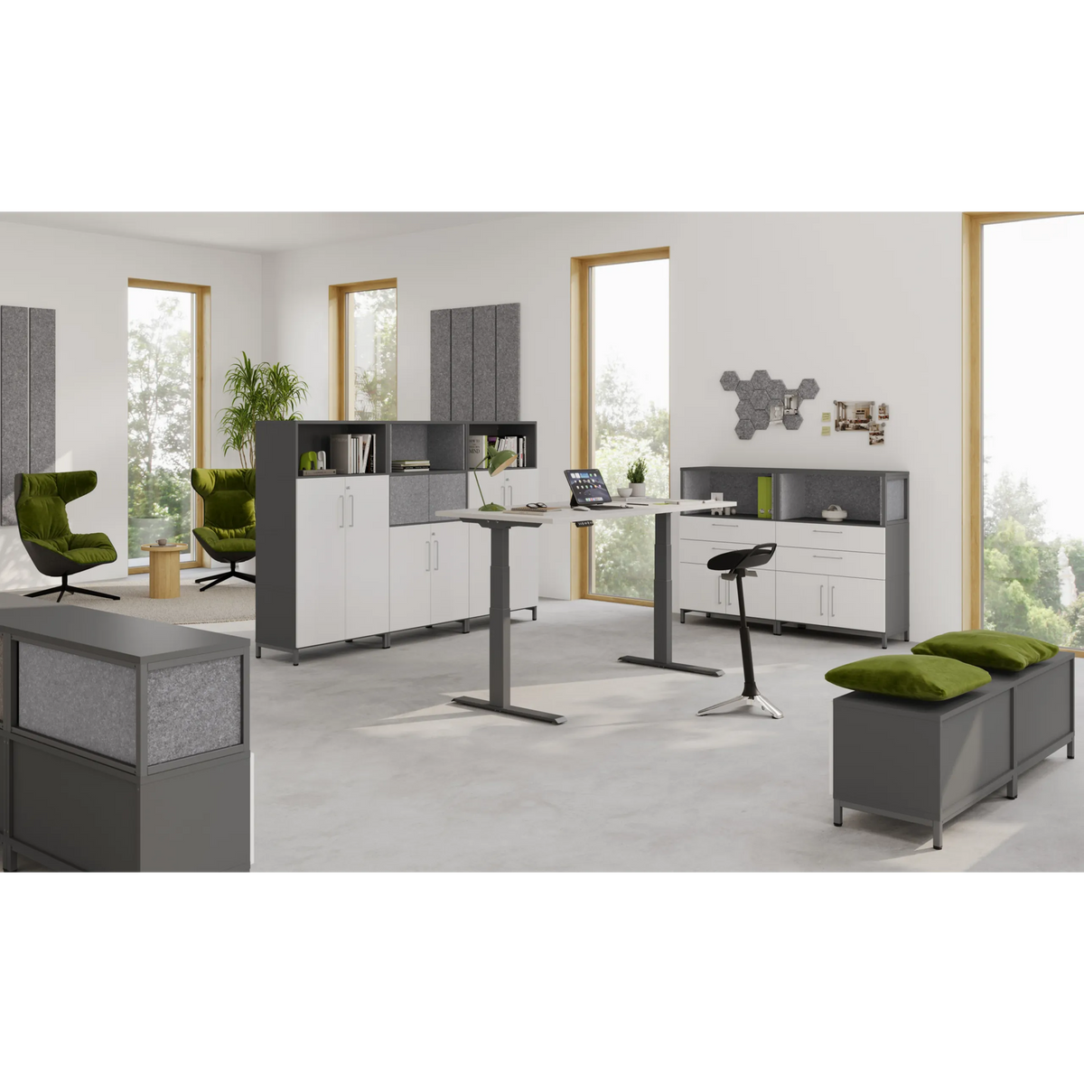 Modernes Büroensemble der Serie FlexWall in Weiß und Grau mit höhenverstellbarem Schreibtisch von hjh OFFICE PRO