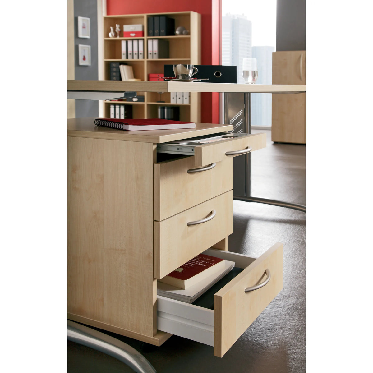 Geöffnete Schubladen mit Bogengriffen des Unterbaus BARI 1606 in Asteiche von hjh OFFICE PRO