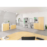 Schrank mit Türen in Weiß und Ahorn der Serie BETA 9 von hjh OFFICE PRO