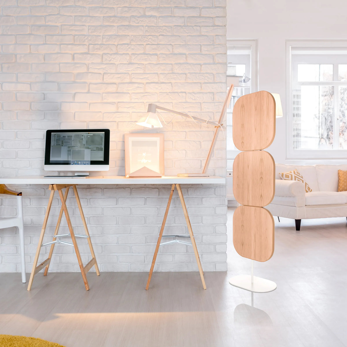 Beige Trennwand FLEXMIUT W mit drei abgerundeten Elementen auf einem weißen Standfuß von hjh OFFICE