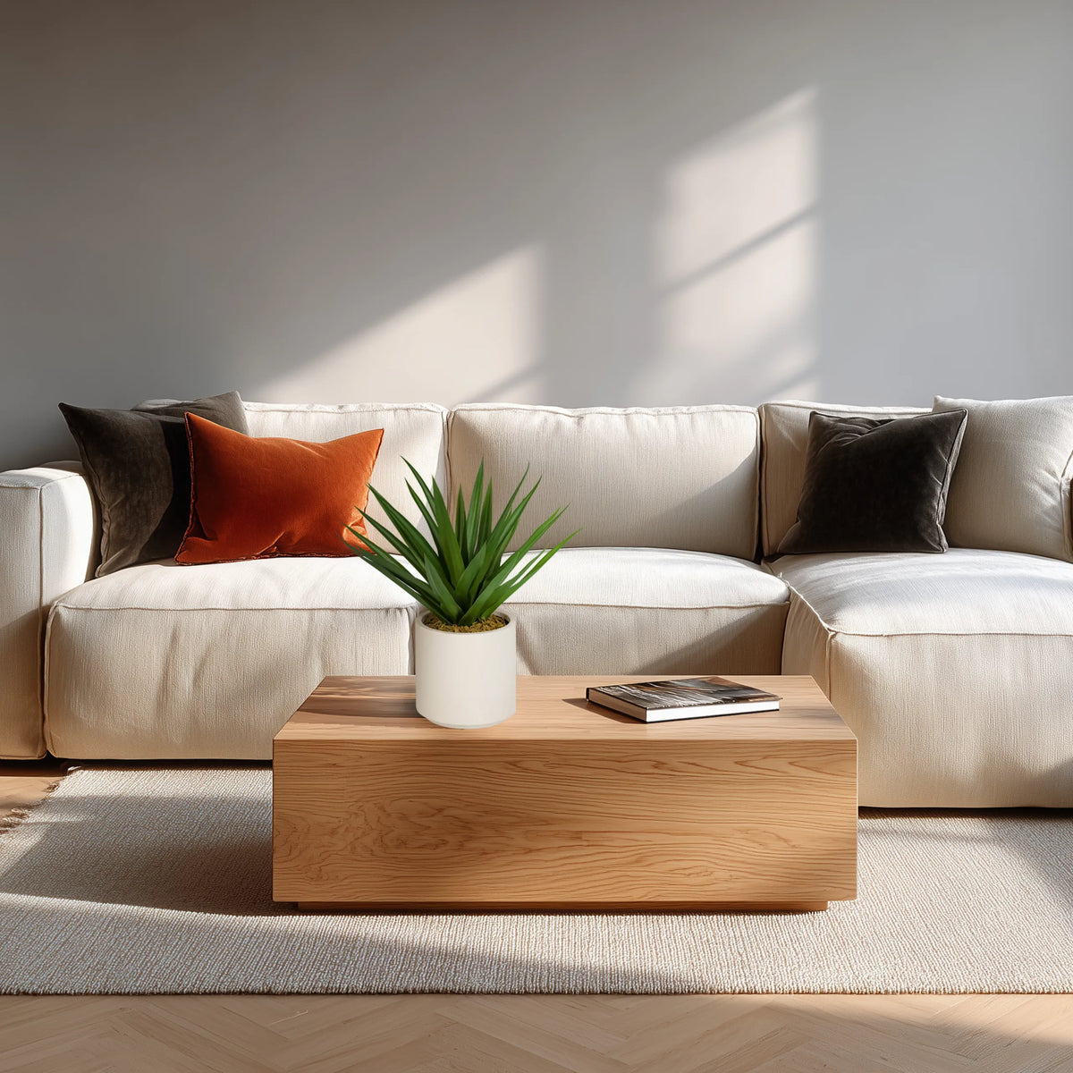 Kunstpflanze Agave in Grün mit weißem Topf auf einem Holztisch vor einem hellen Sofa von hjh OFFICE