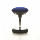 Blaue Stehhilfe SITNESS 20 mit gepolsterter Sitzfläche und rundem Standfuß von Topstar – 360-Grad-Ansicht (schräge Frontansicht 60°)