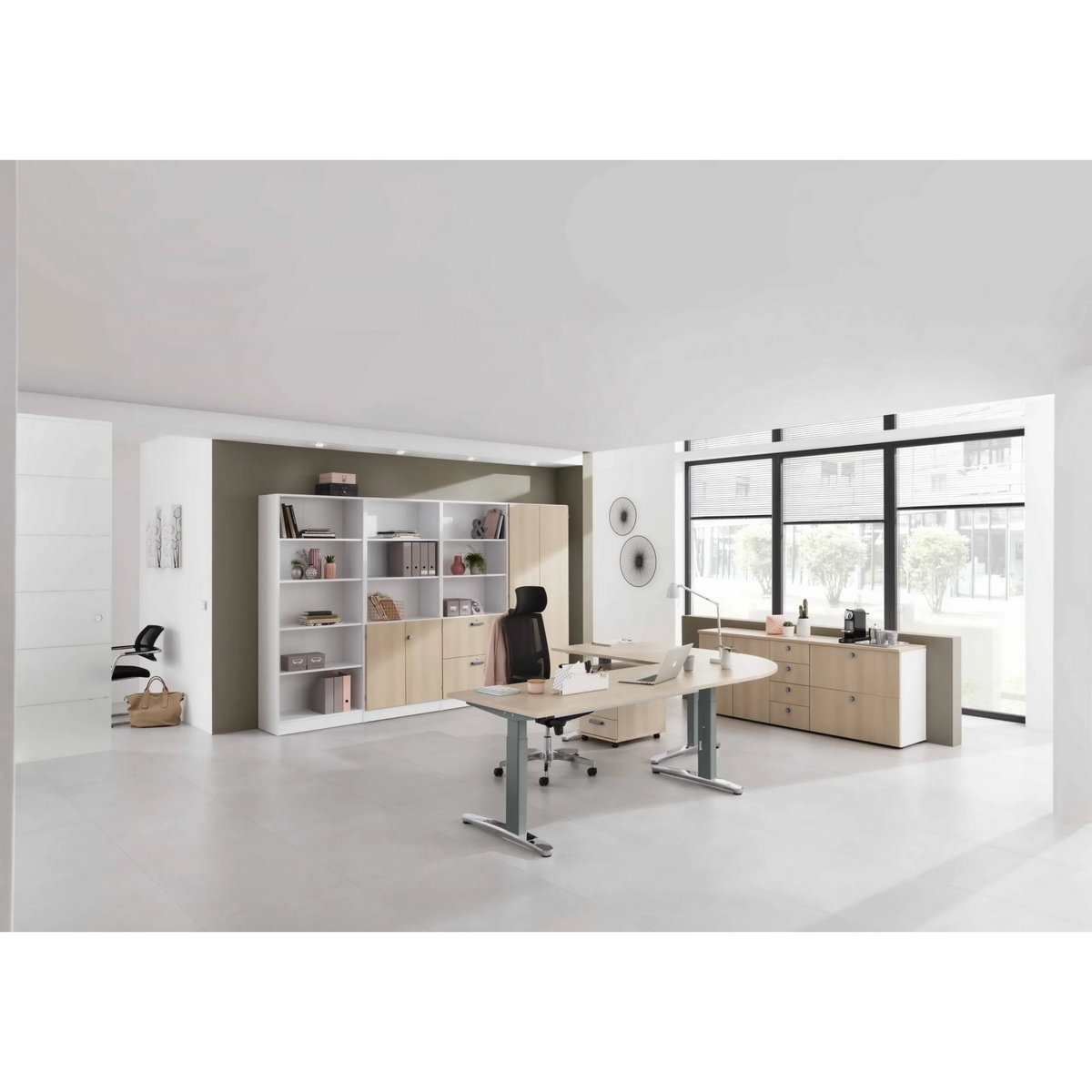 Höhenverstellbarer Schreibtisch XTRA XB 19 GC in Asteiche mit Maßen 180 x 80 cm von hjh OFFICE PRO