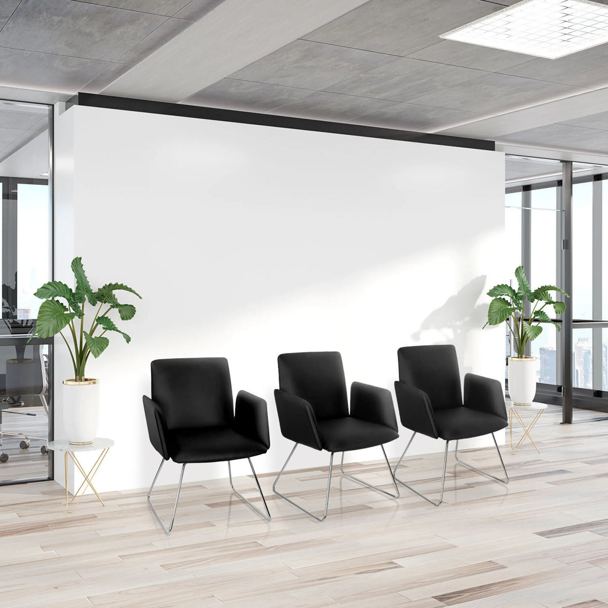 Drei schwarze Polsterstühle DESIGNIA V mit schlanken Metallbeinen in einer hellen Büroumgebung von hjh OFFICE