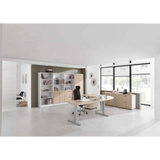 Höhenverstellbarer Schreibtisch XTRA XB 2E SS in Asteiche mit zwei Gestellbeinen in einem hellen Büro von hjh OFFICE PRO