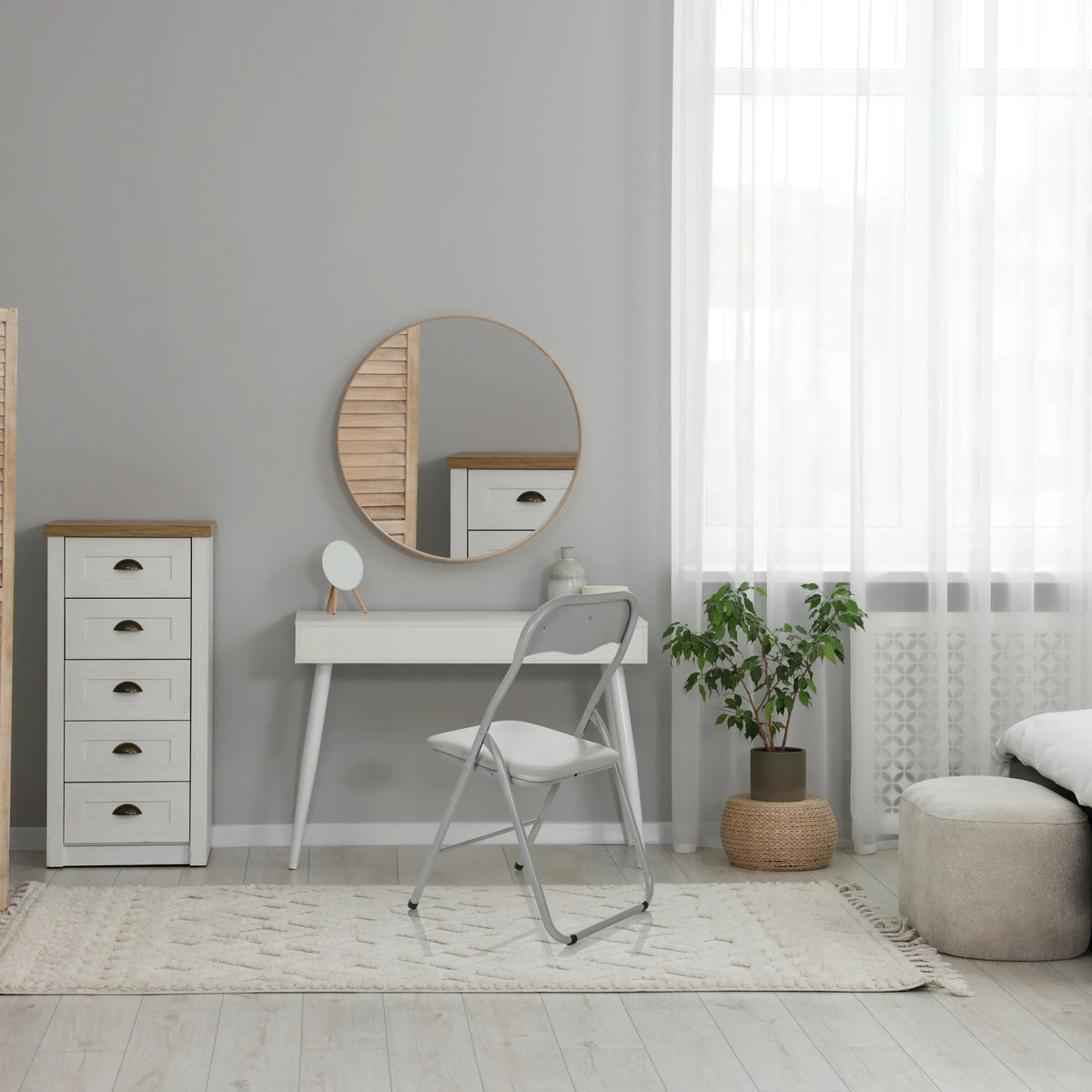 Grauer Klappstuhl TUDELA BASIC aus PVC in einem hellen Raum mit weißem Schminktisch von hjh OFFICE