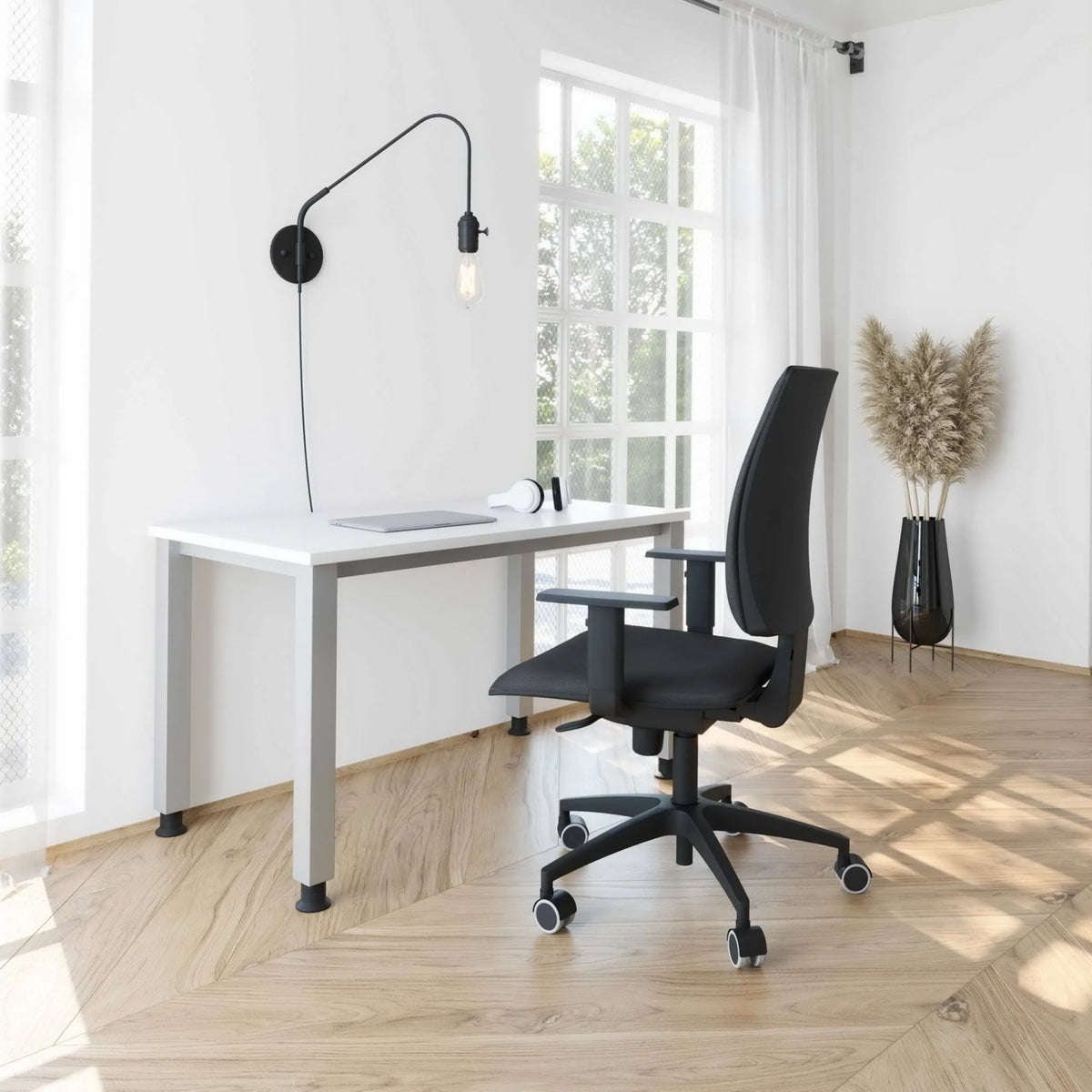 Höhenverstellbarer Schreibtisch HILO 612 S in Weiß und Silber mit einem schwarzen Bürostuhl von hjh OFFICE PRO