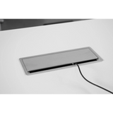 Silberne Kabelklappe des Zubehörs ELKL 30 mit herausgeführtem Kabel auf einer weißen Tischplatte von hjh OFFICE PRO