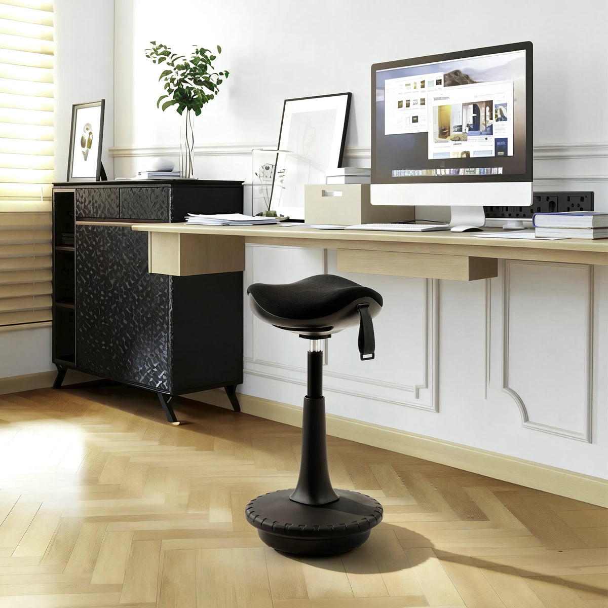 Schwarze Stehhilfe Balance Sit Ergo mit gepolsterter Sitzfläche und rundem Fuß von hjh OFFICE