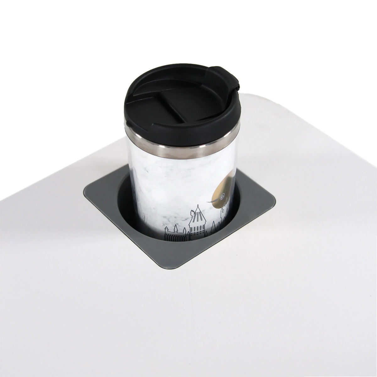 Integriertem Becherhalter mit Thermobecher auf der weißen Tischplatte des Stehschreibtisches STAND VM-SU I von hjh OFFICE