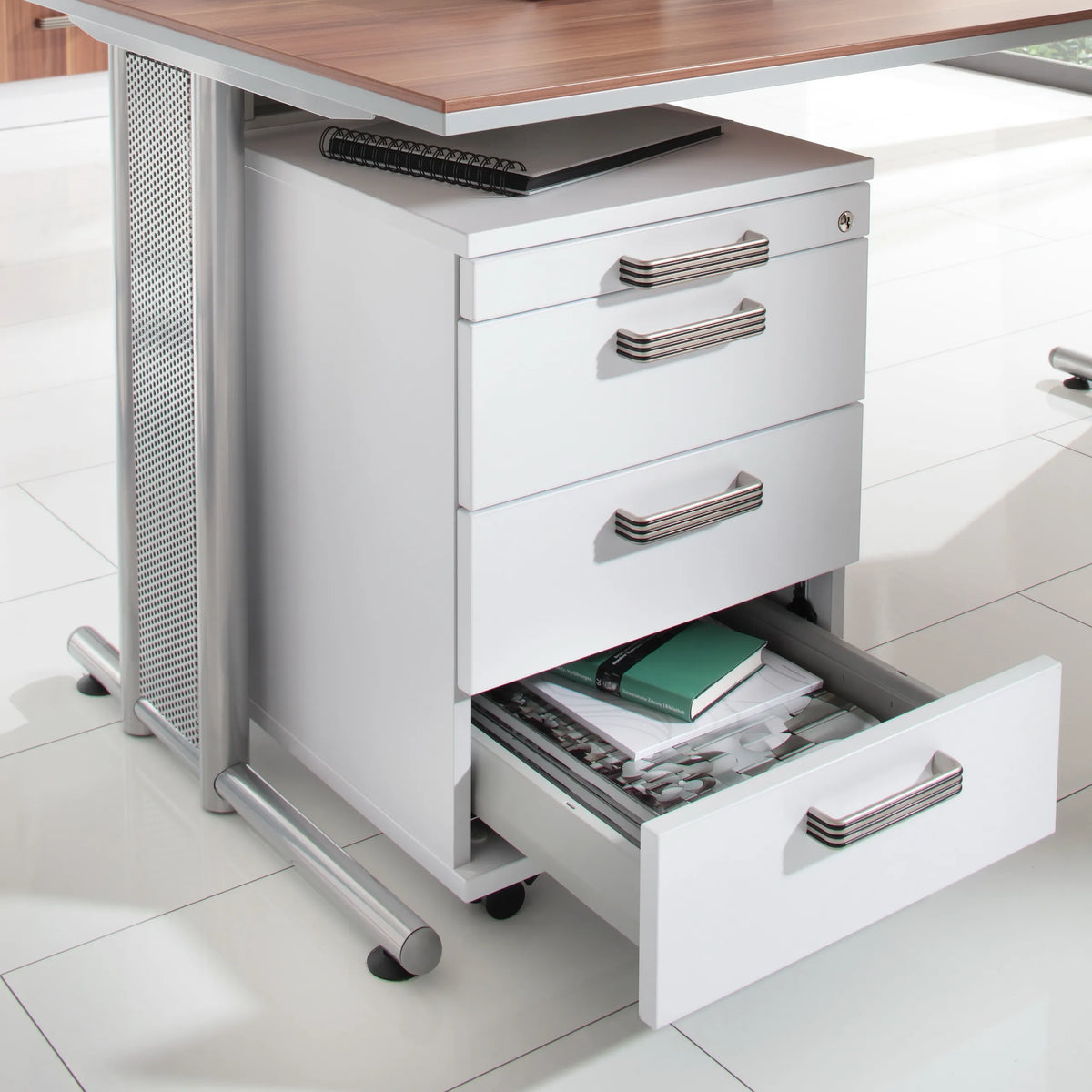 Ausgezogene unterste Schublade des System Rollcontainers SIGNA AC30 mit Bügelgriffen von hjh OFFICE PRO