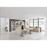 Höhenverstellbarer Schreibtisch XTRA XB 8 GG in Asteiche in einem hellen Büro mit Regalsystem von hjh OFFICE PRO