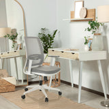 Grauer Homeoffice-Bürostuhl PROFONDO ECO W mit Armlehnen und Rollen in einem hellen Raum von hjh OFFICE