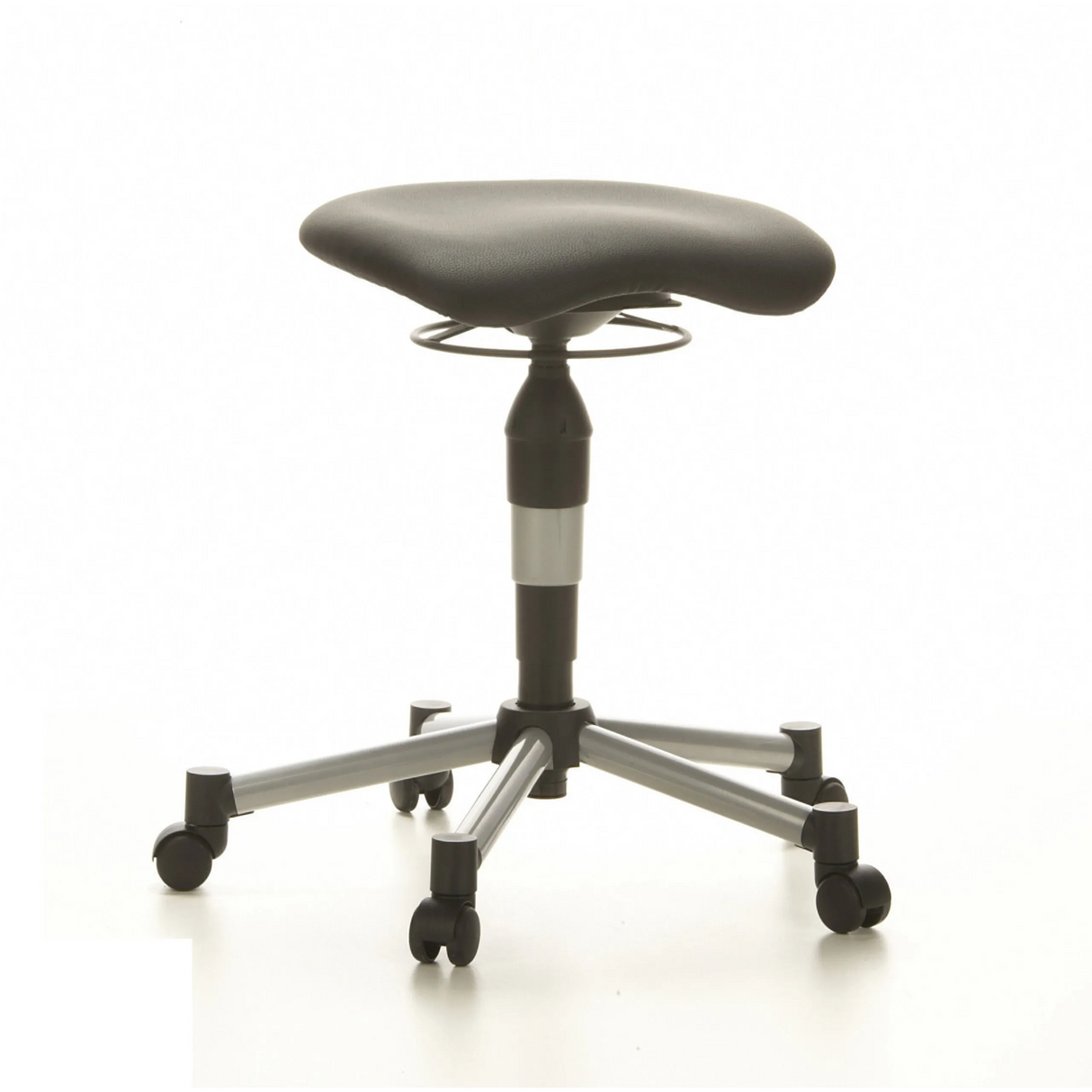 Schwarzer Drehhocker BALANCE 20 mit gepolsterter Sitzfläche und Fußkreuz mit fünf Rollen von Topstar – 360-Grad-Ansicht (Frontansicht 20°)