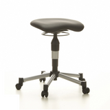 Schwarzer Drehhocker BALANCE 20 mit gepolsterter Sitzfläche und Fußkreuz mit fünf Rollen von Topstar – 360-Grad-Ansicht (Frontansicht 20°)