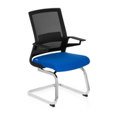 Blau-schwarzer Freischwinger INVENTOR V mit Netzrücken und Armlehnen von hjh OFFICE – 360-Grad-Ansicht (schräge Frontansicht 40°)