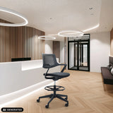 Schwarzer Counterstuhl FLEX CHAIR C mit Netzrückenlehne und Fußring von Bosen Europe (KI-generiertes Bild)