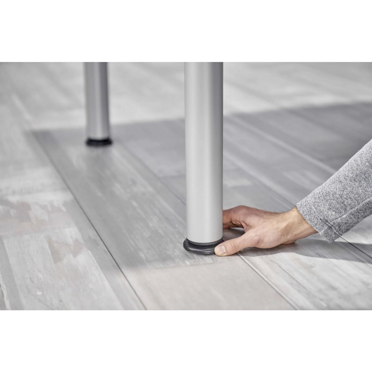 Höhenverstellbarer Fuß mit Gleiter des Schreibtischs YAMA 8 G der Serie YAMA von hjh OFFICE PRO