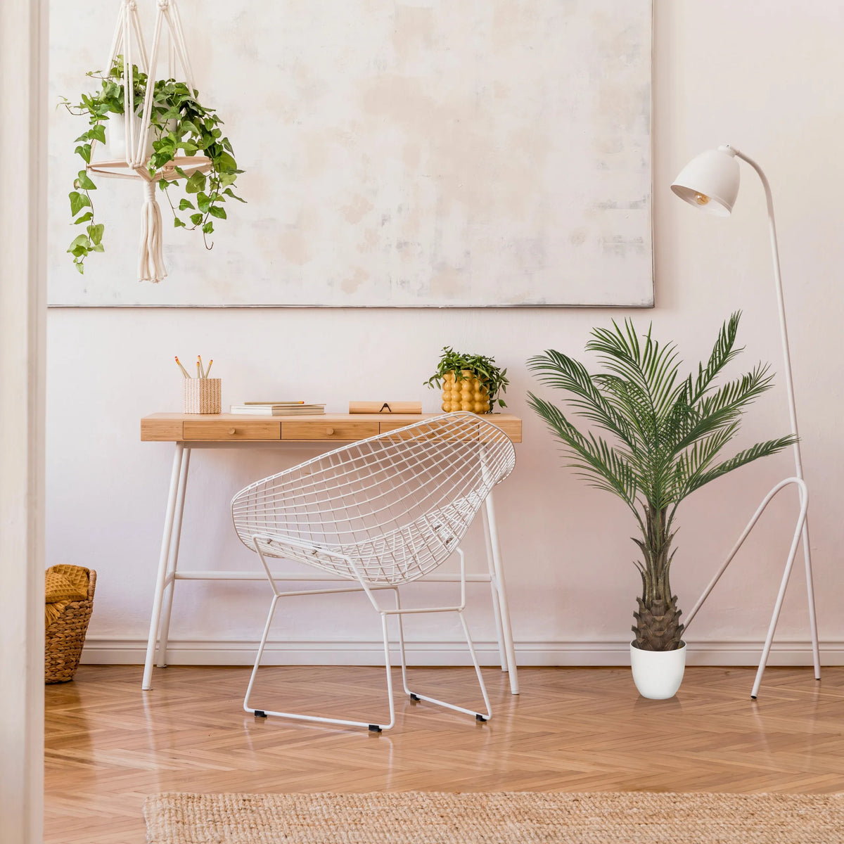 Grüne Kunstpflanze DRACAENA in einem weißen Topf neben einem Schreibtisch von hjh OFFICE