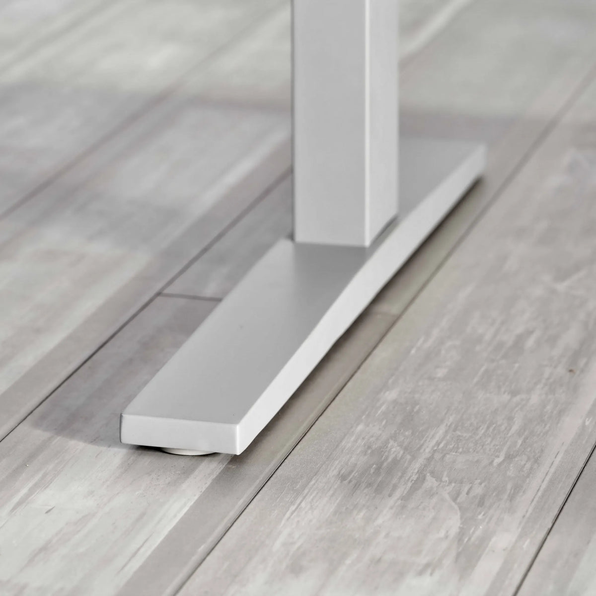 T-Fuß mit Bodengleiter des elektrisch höhenverstellbaren Schreibtischs XMKA 12 W von hjh OFFICE PRO