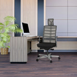 High-End-Bürostuhl SKARIF in Schwarz-Grau vor einem Schreibtisch im modernen Büro von hjh OFFICE