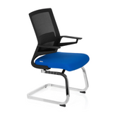 Blau-schwarzer Freischwinger INVENTOR V mit Netzrücken und Armlehnen von hjh OFFICE – 360-Grad-Ansicht (schräge Frontansicht 60°)