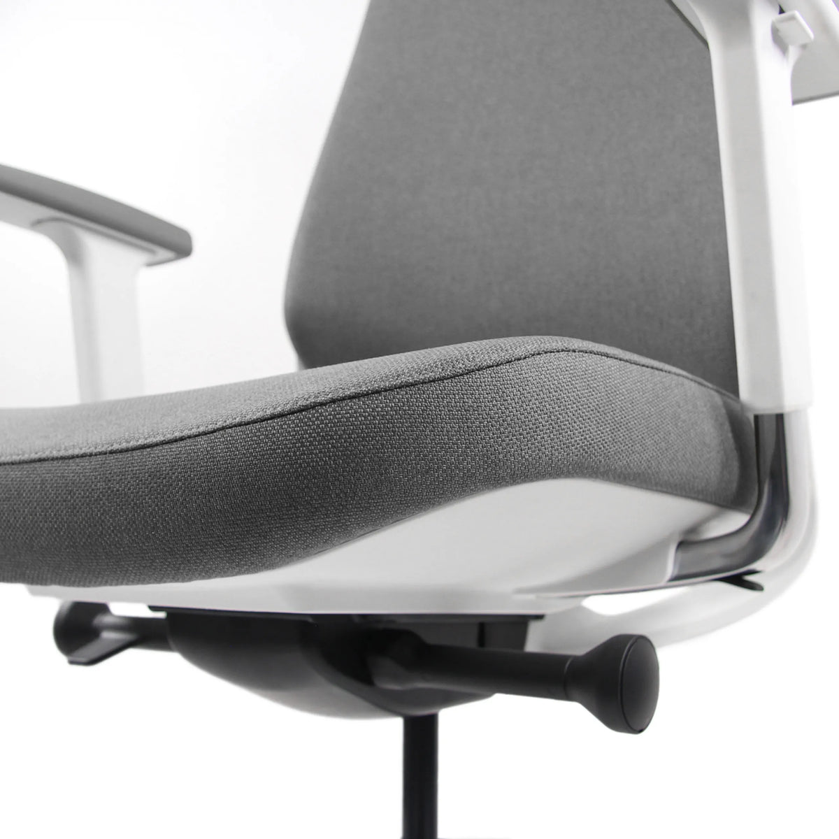 Graue Sitzfläche und Rückenlehne des Profi-Bürostuhls CHIARO T4 WHITE von hjh OFFICE