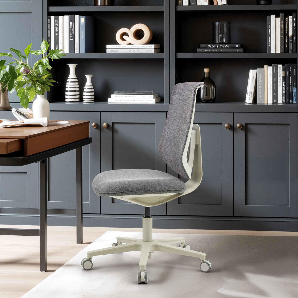 Grauer Homeoffice-Bürostuhl Sitflex Lady mit hellem Gestell und Rollen von hjh OFFICE