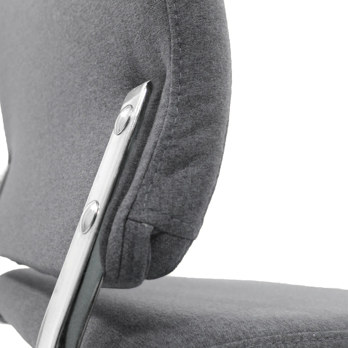 Seitliche Rahmenhalterung mit dunkelgrauem Stoffbezug des Homeoffice Chefsessels CHARLES I von hjh OFFICE