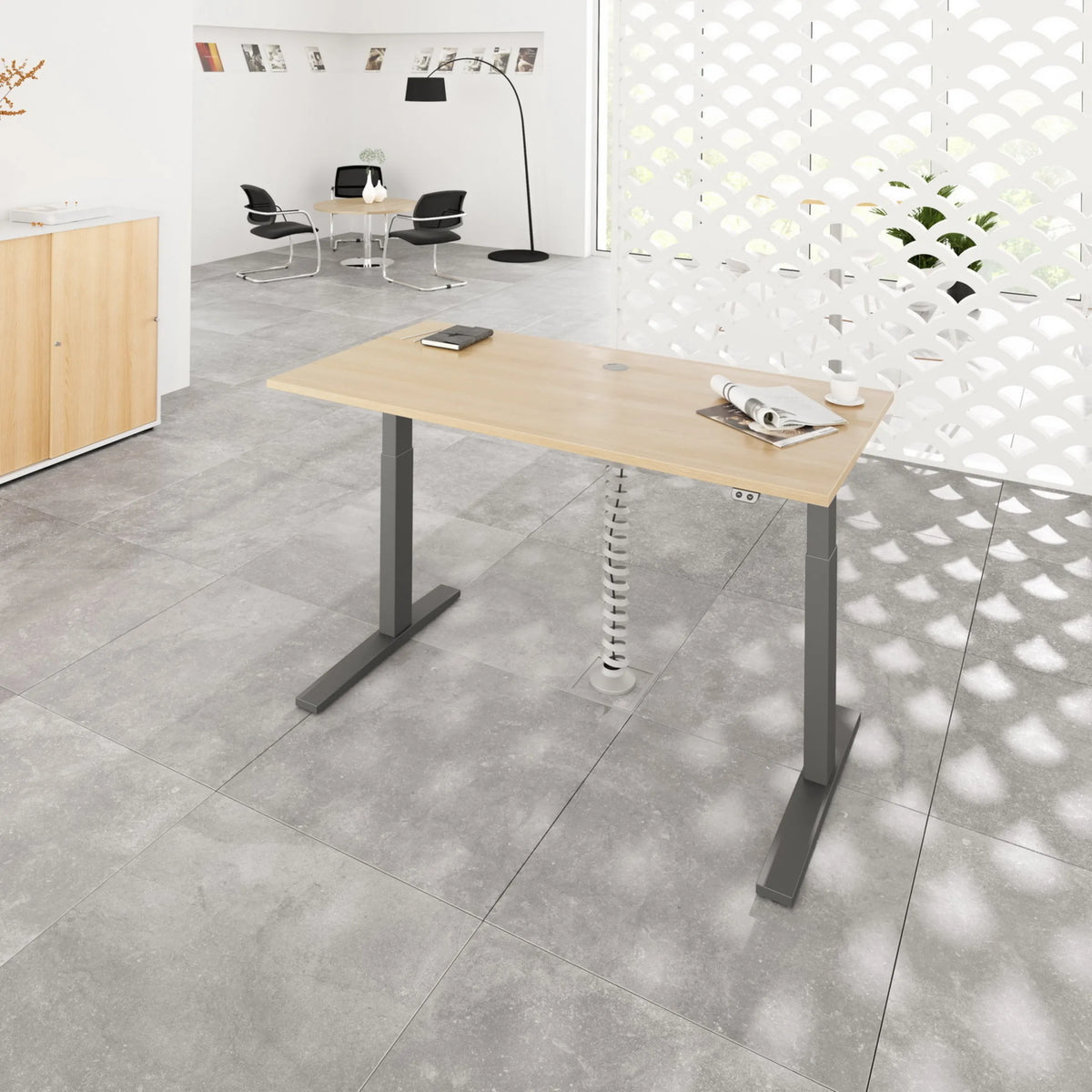 Elektrisch höhenverstellbarer Schreibtisch XMKA 12 G in Asteiche mit grauen Beinen von hjh OFFICE PRO