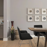 Schwarzer Polsterstuhl DESIGNIA V mit schlanken Metallbeinen an einem Holztisch von hjh OFFICE