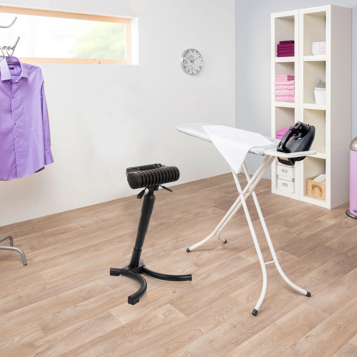 Schwarze Stehhilfe TOP WORK 33 mit gepolsterter Sitzfläche und Sternfuß von hjh OFFICE
