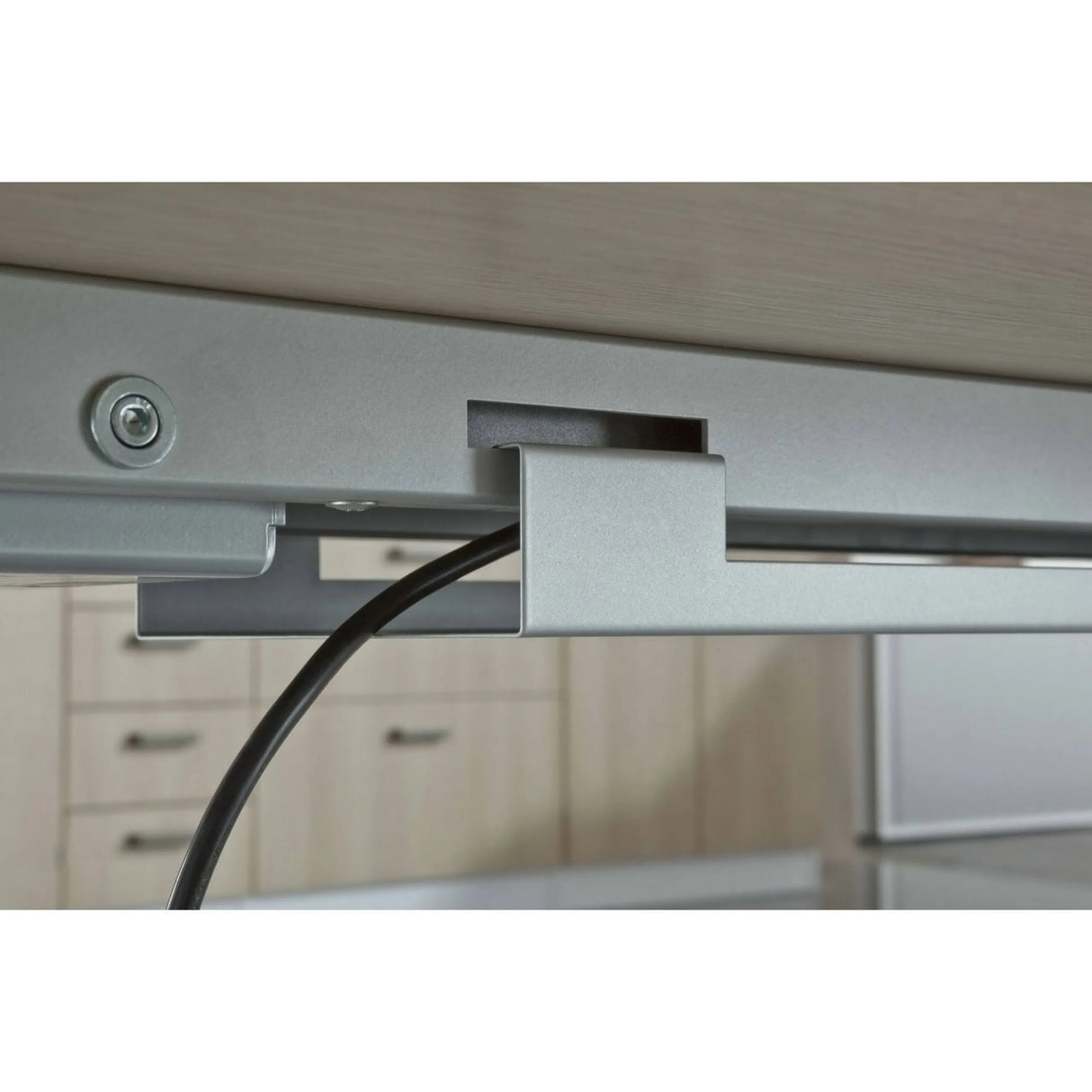 Kabelbefestigung am grauen Gestell des elektrisch höhenverstellbaren Schreibtischs XDSM 22 G von hjh OFFICE PRO