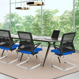 Drei blaue Freischwinger INVENTOR V mit schwarzen Netzrückenlehnen an einem Konferenztisch von hjh OFFICE